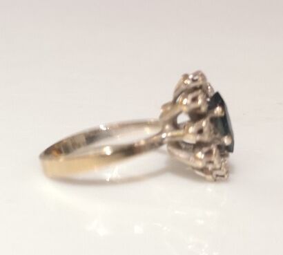 Bague marquise en or gris sertie d un saphir...