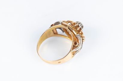 Bague en or de deux tons sertie de pierres...