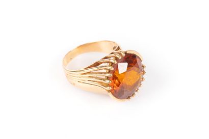 Bague en or sertie d'une importante pierre...