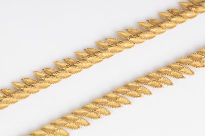 Collier articulé en or à motifs de feuillages....