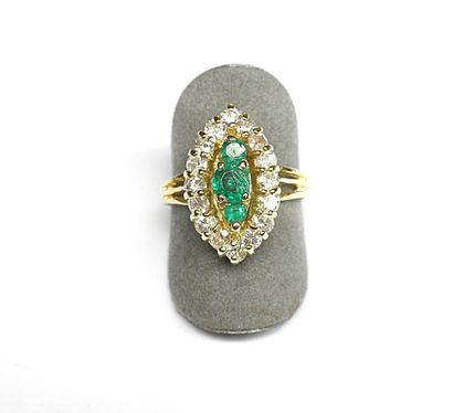 Bague en or jaune de forme marquise centrée...