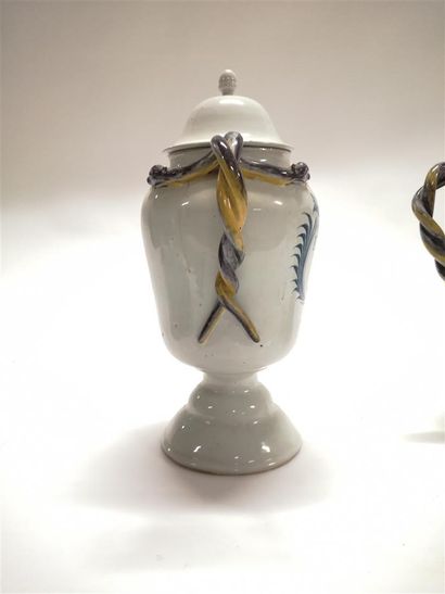 MIDI. Paire de vases couverts de forme balustre...
