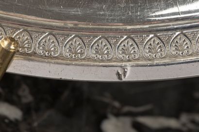 Plat rond en argent, décor de frise de palmettes....