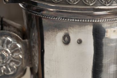 Grande cafetière balustre tripode en argent...