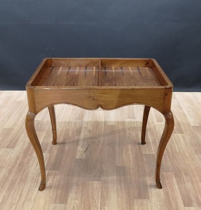 Table à jeux en bois fruitier mouluré, les...