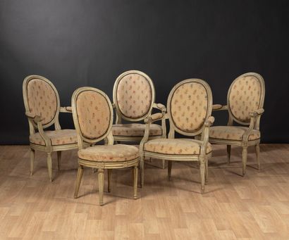 Série de quatre fauteuils et une chaise cabriolet...