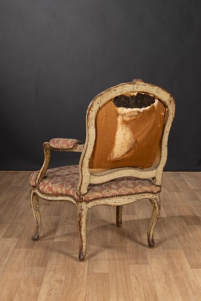Fauteuil à dossier plat en bois peint mouluré...