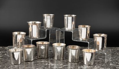 Collection de douze timbales droites en argent...