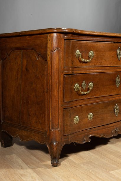 Commode en noyer, la façade galbée ouvrant...