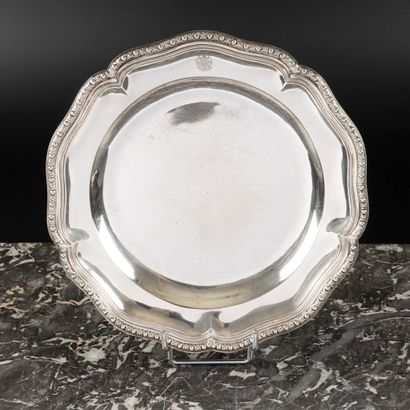 Assiette en argent à contours, filets forts...