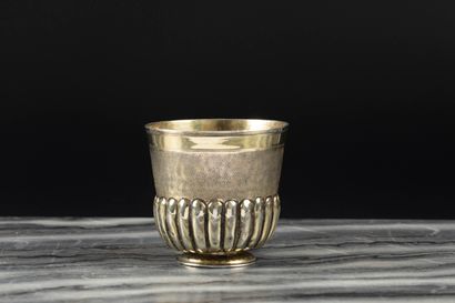 Petit gobelet en argent doré sur talon, décor...