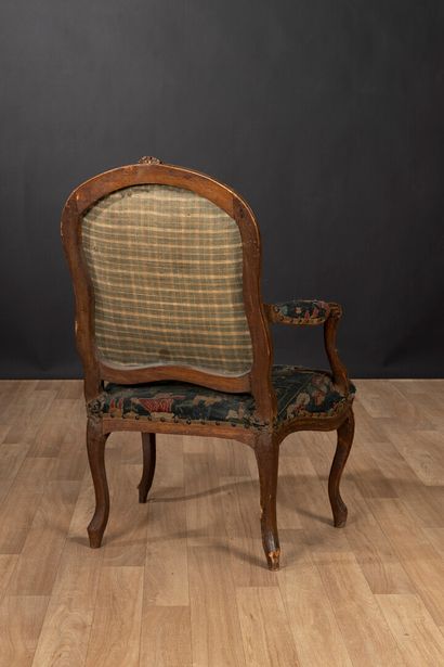 Fauteuil en bois naturel mouluré sculpté...