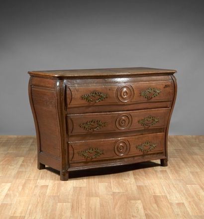 Commode en chêne mouluré à décor de disques...