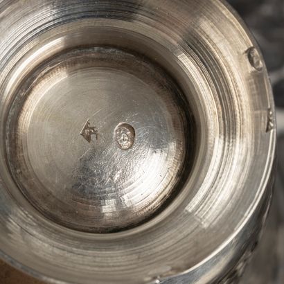 Timbale tulipe sur piédouche en argent gravé...
