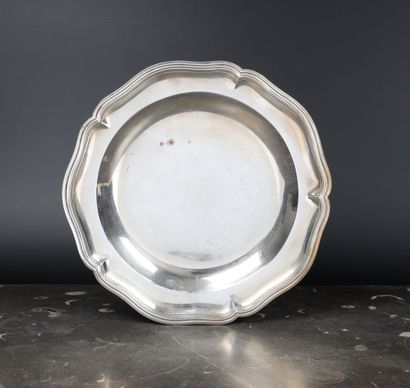 Plat rond à contours en argent. Paris, 1768-1775....