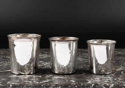 Collection de douze timbales droites en argent...