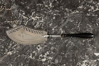 Pelle à poisson en argent gravée d'un poisson...