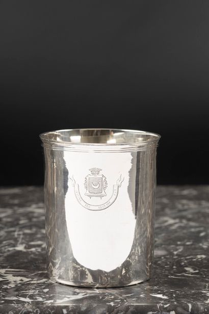 Grande timbale droite à fond plat en argent...