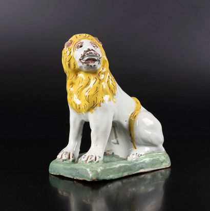 LUNEVILLE. Lion assissur une terrasse en...