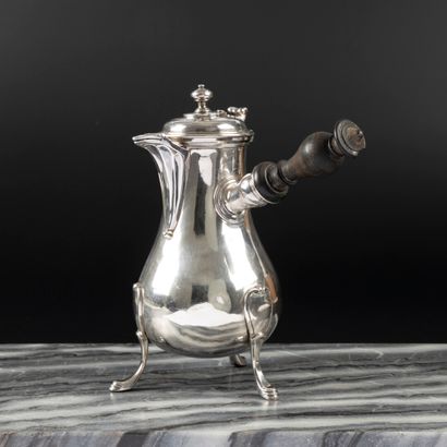 Petite chocolatière balustre tripode en argent...