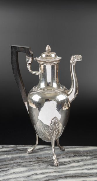 Grande cafetière balustre tripode en argent...