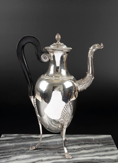 Cafetière balustre tripode en argent uni,...