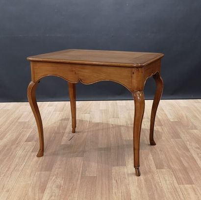 Table à jeux en bois fruitier mouluré, les...