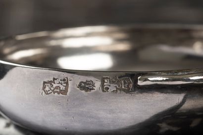 Petite tasse à vin en argent uni et anse...