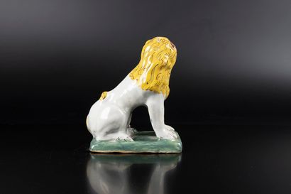 LUNEVILLE. Lion assissur une terrasse en...