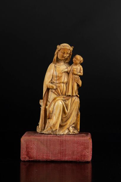Vierge à l'Enfant en ivoire sculpté en ronde-bosse....