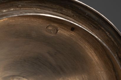 Cafetière balustre tripode en argent uni,...