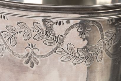 Timbale tulipe sur piédouche en argent gravé...
