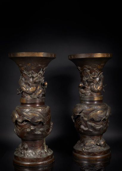 JAPON, époque MEIJI. Paire de vases en bronze...