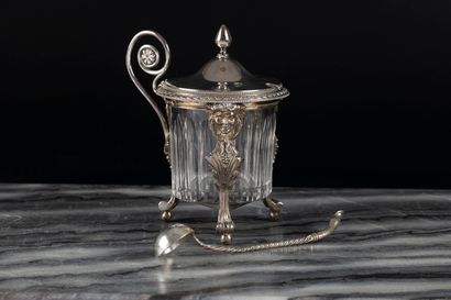 Moutardier en argent orné de têtes de Bacchus,...