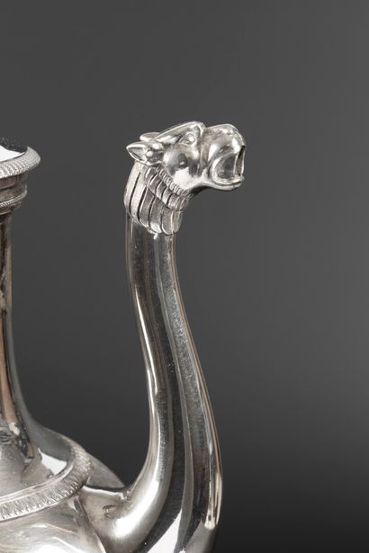 Grande cafetière balustre tripode en argent...
