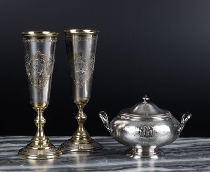 Paire de flûtes en argent guilloché et gravé...