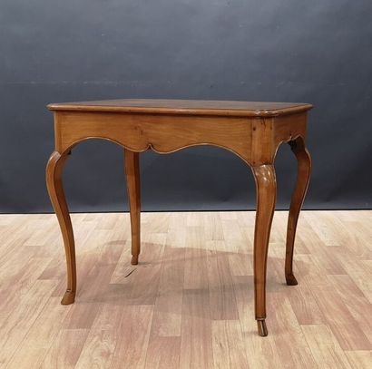 Table à jeux en bois fruitier mouluré, les...