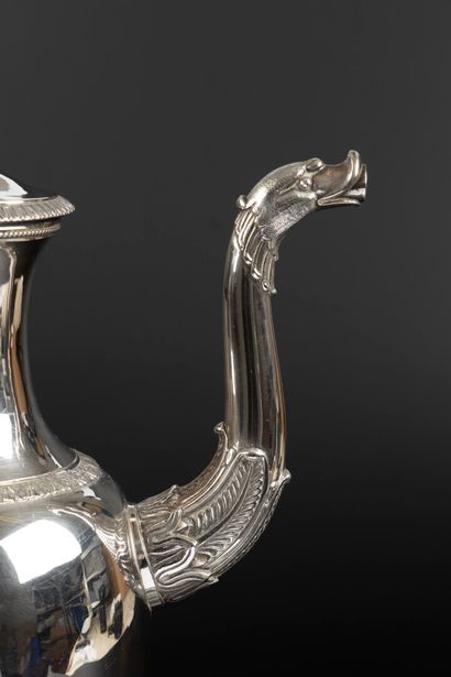 Cafetière balustre tripode en argent uni,...
