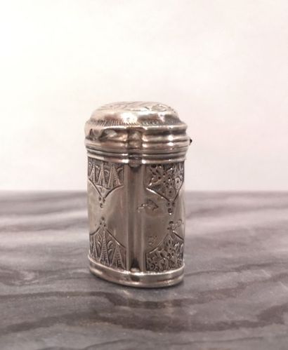 Petit pot à onguent de section ovale à contours...