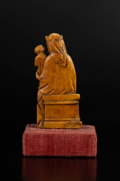 Vierge à l'Enfant en ivoire sculpté en ronde-bosse....