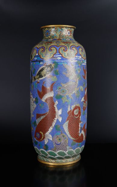 CHINE - XIXe siècle

Vase rouleau en bronze...