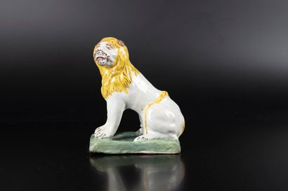 LUNEVILLE. Lion assissur une terrasse en...