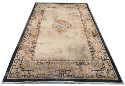 CHINE, XXème siècle. Très grand tapis en...
