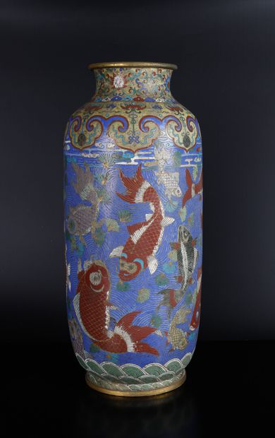 CHINE - XIXe siècle

Vase rouleau en bronze...