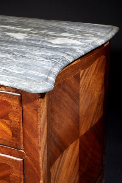 Commode en bois de violette de forme mouvementée...