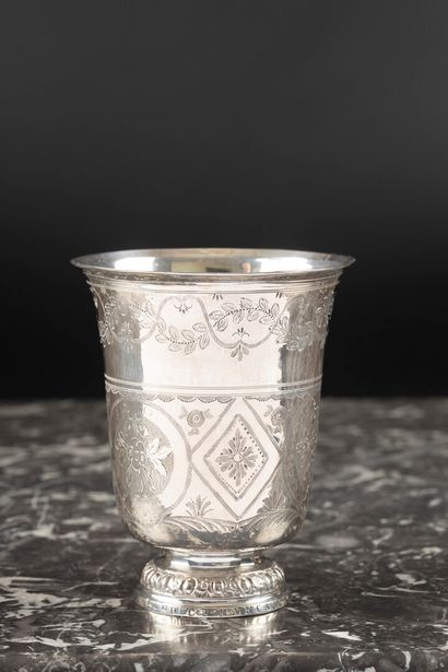 Timbale tulipe sur piédouche en argent gravé...