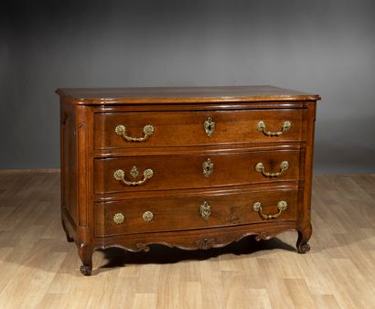 Commode en noyer, la façade galbée ouvrant...