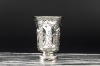 Timbale tulipe en argent richement gravé...