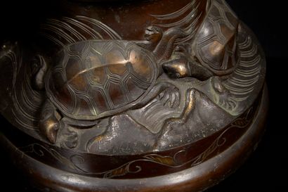 JAPON, époque MEIJI. Paire de vases en bronze...