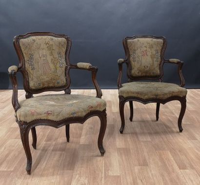 Paire de fauteuils en bois naturel mouluré...